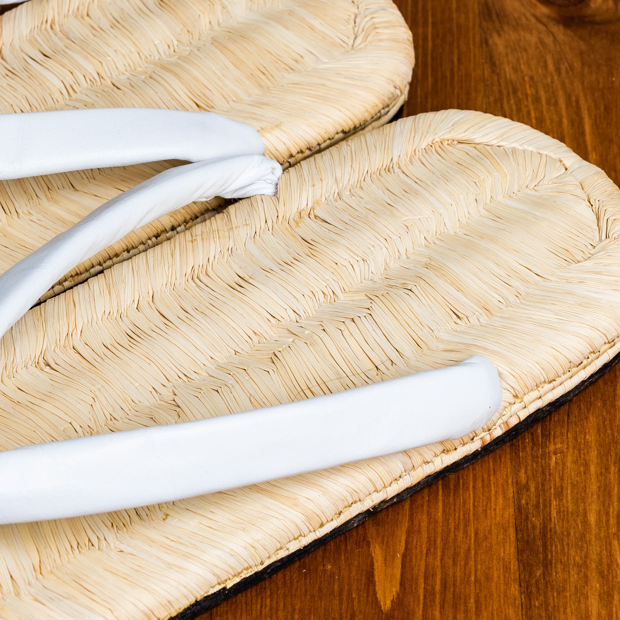 白っぽい畳表に白い鼻緒の紳士用草履