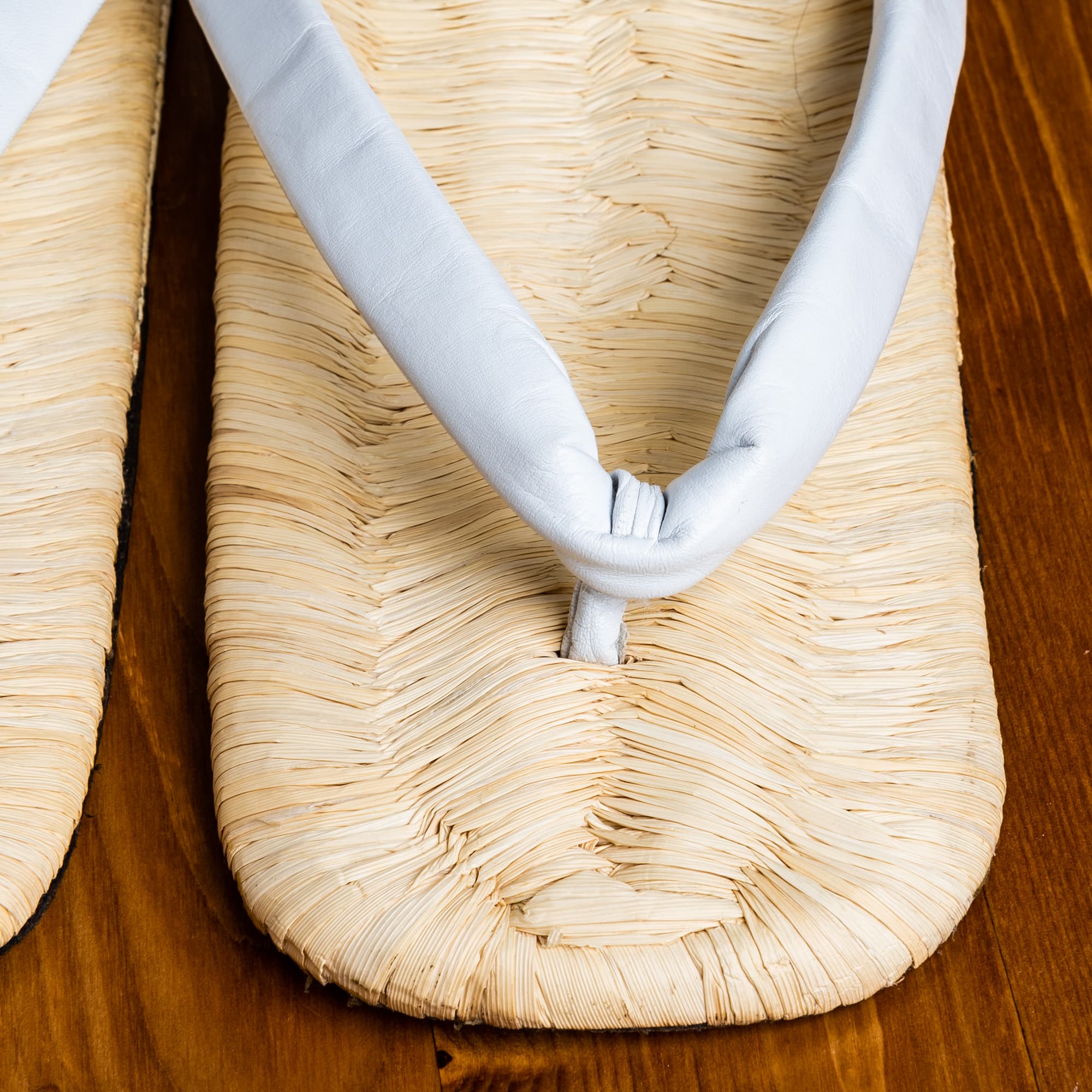 白っぽい畳表に白い鼻緒の紳士用草履