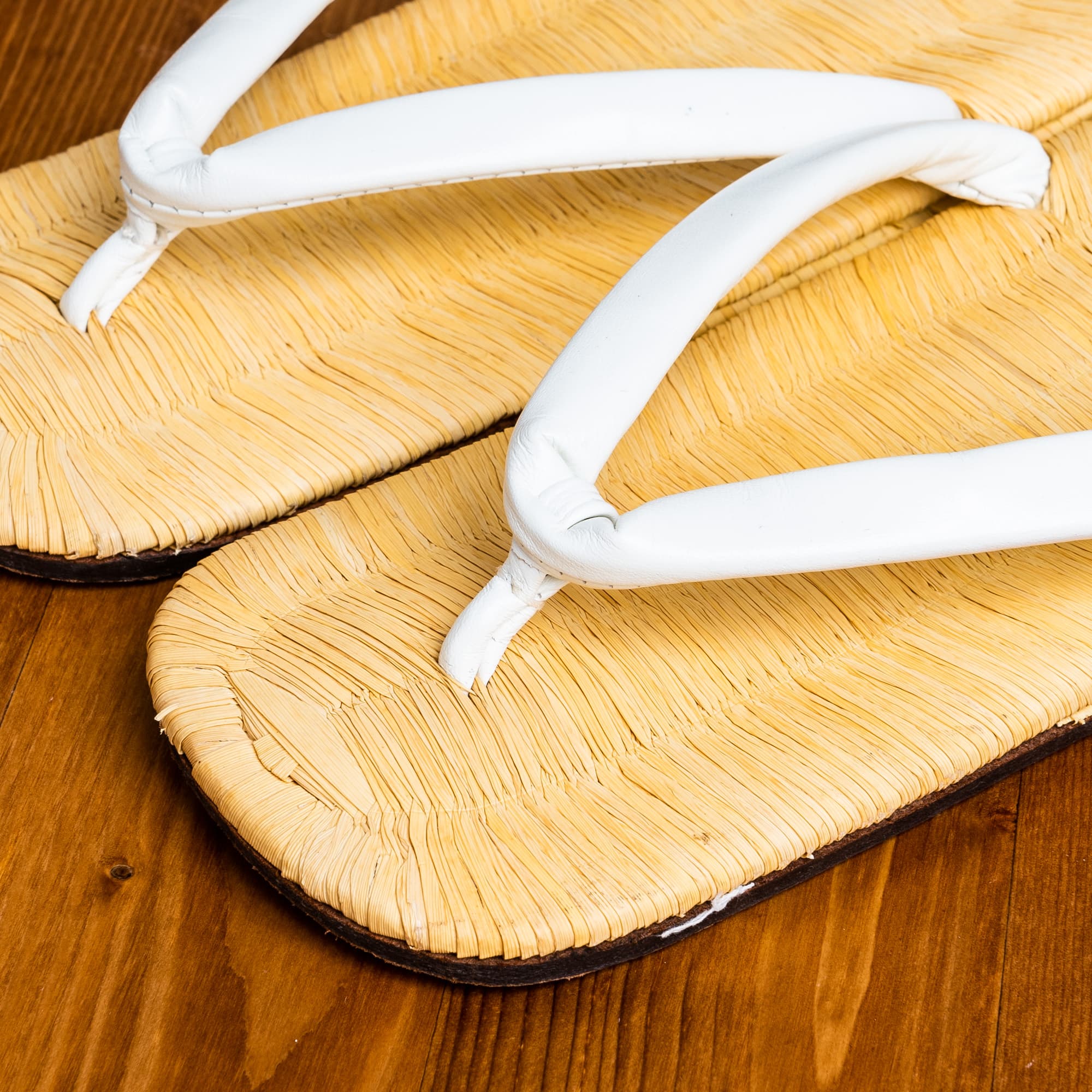 畳表に白い鼻緒の紳士用草履２