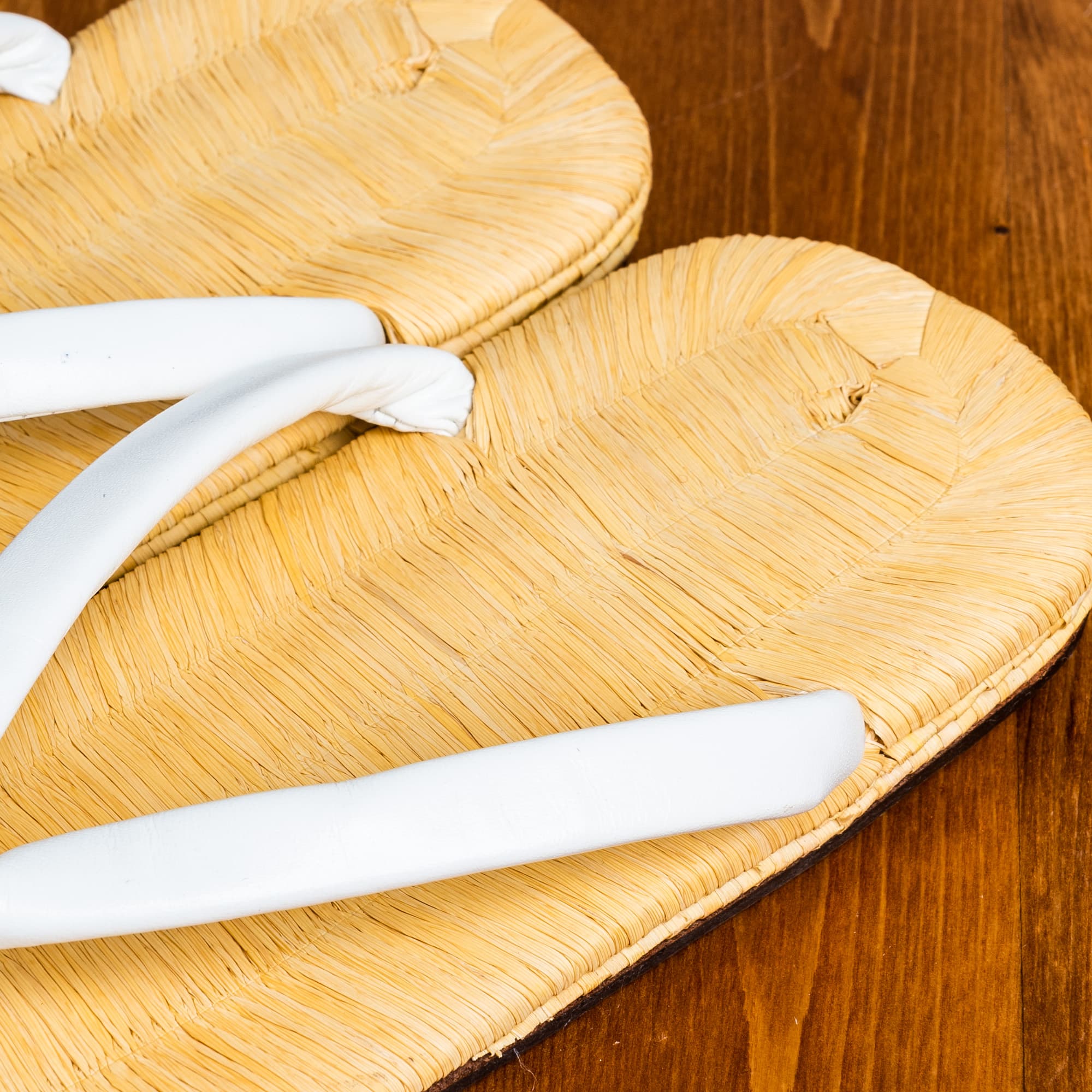 畳表に白い鼻緒の紳士用草履２