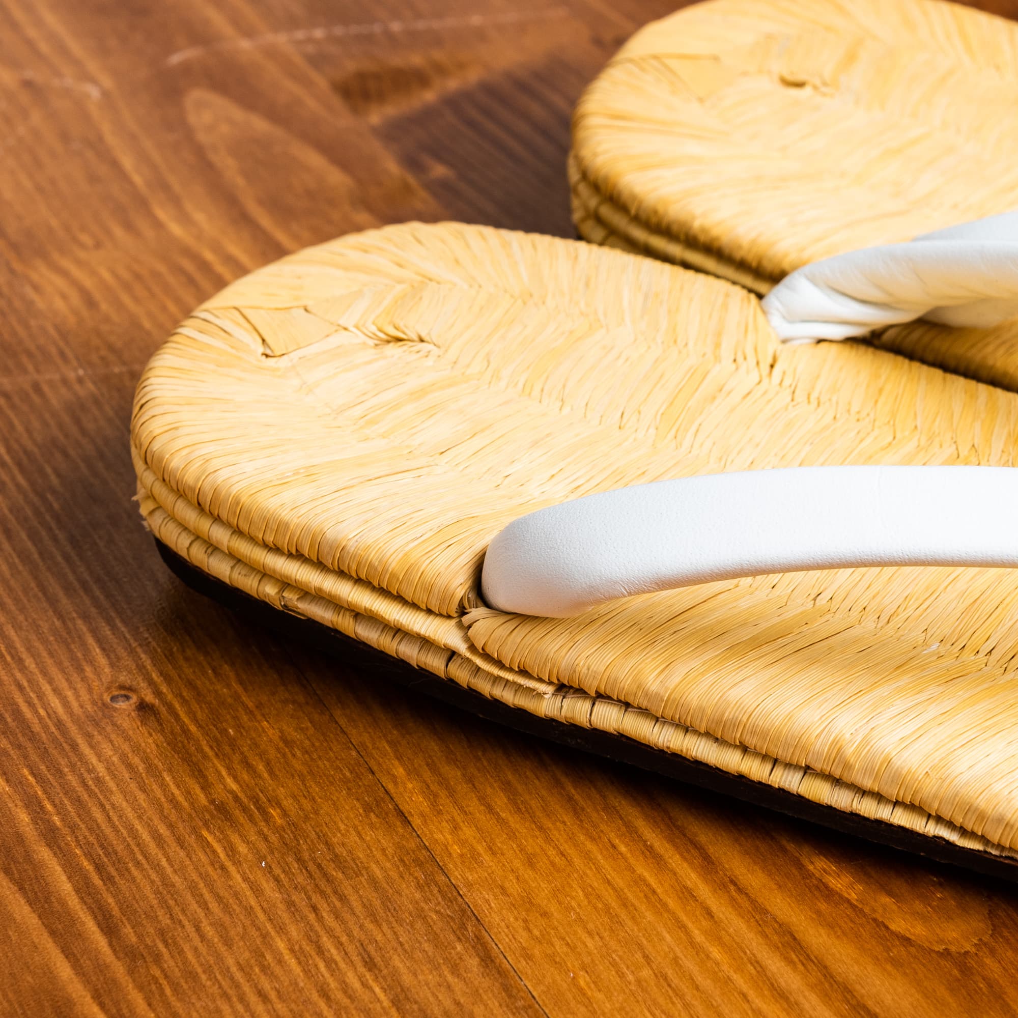 畳表に白い鼻緒の紳士用草履２