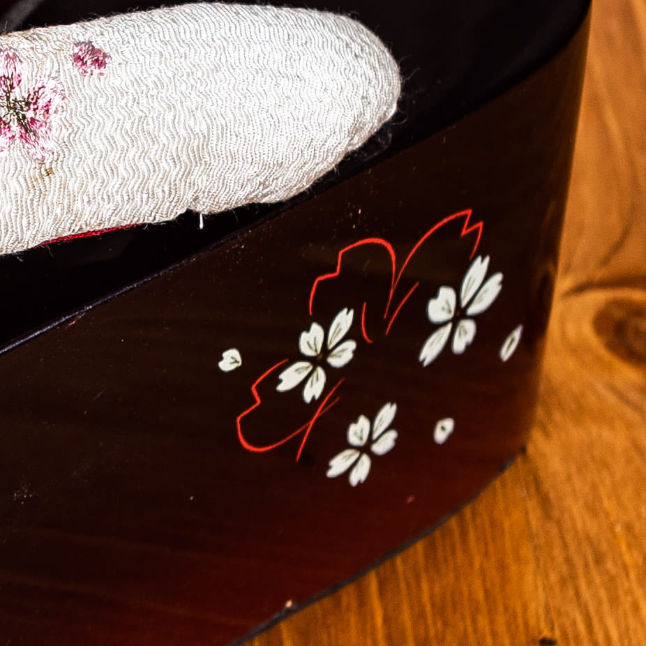 桜の鼻緒と黒地に桜の漆塗りのぽっくり