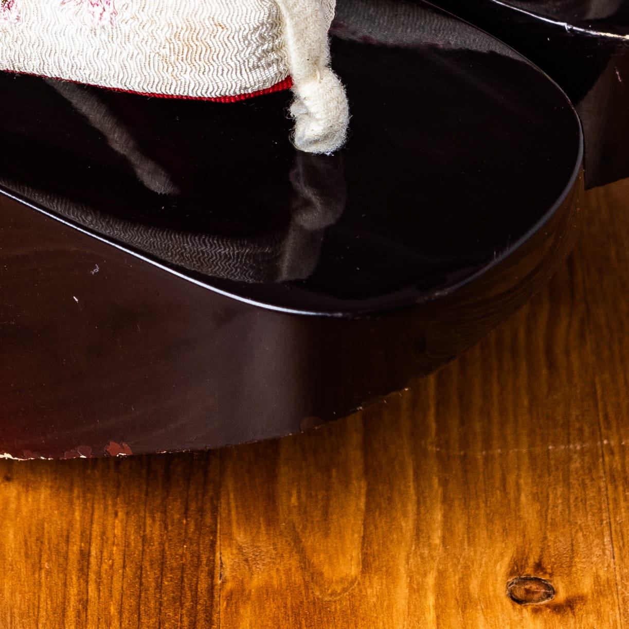 桜の鼻緒と黒地に桜の漆塗りのぽっくり