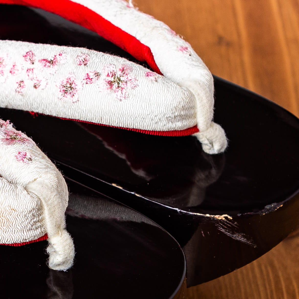 桜の鼻緒と黒地に桜の漆塗りのぽっくり