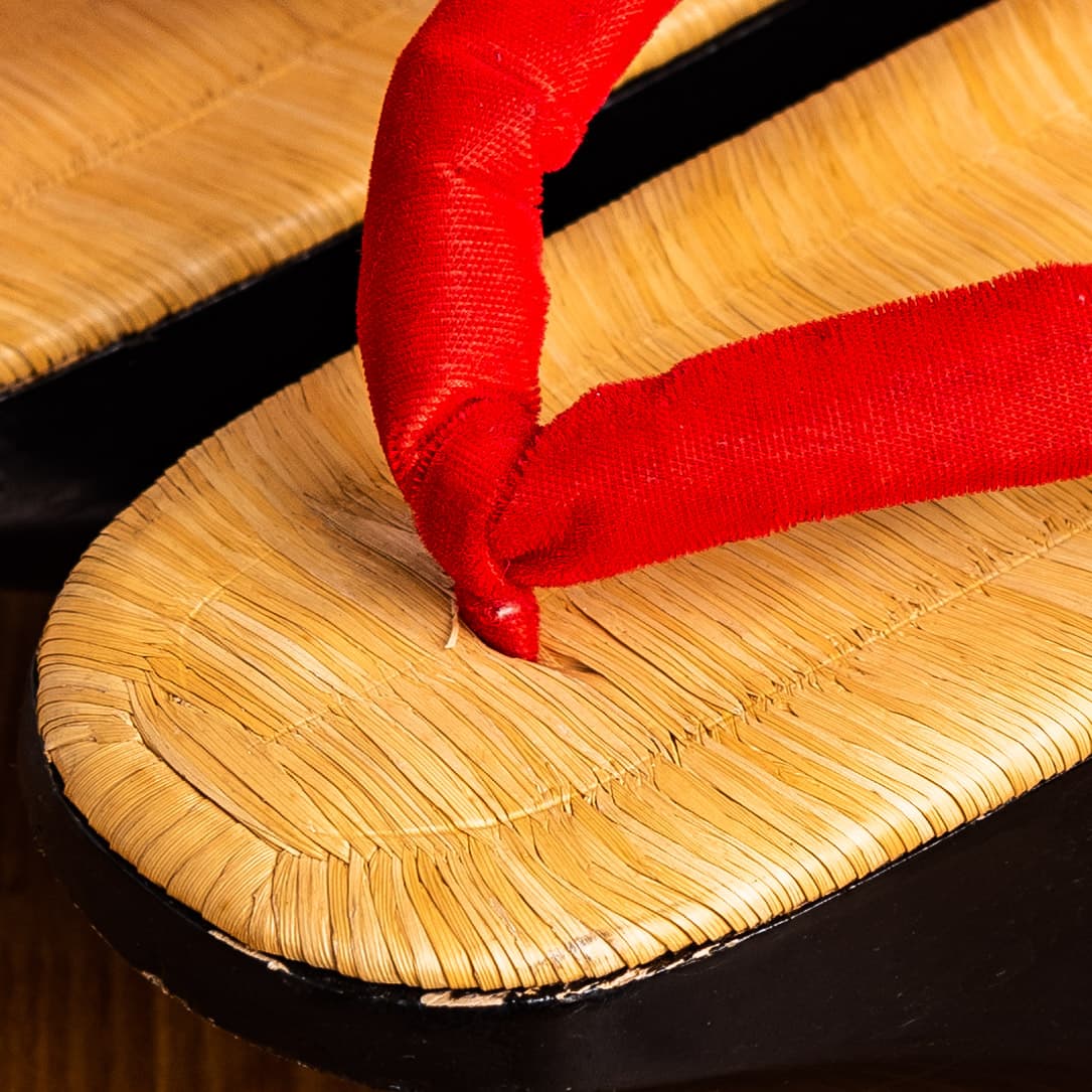 赤い鼻緒に畳表、漆塗りのぽっくり