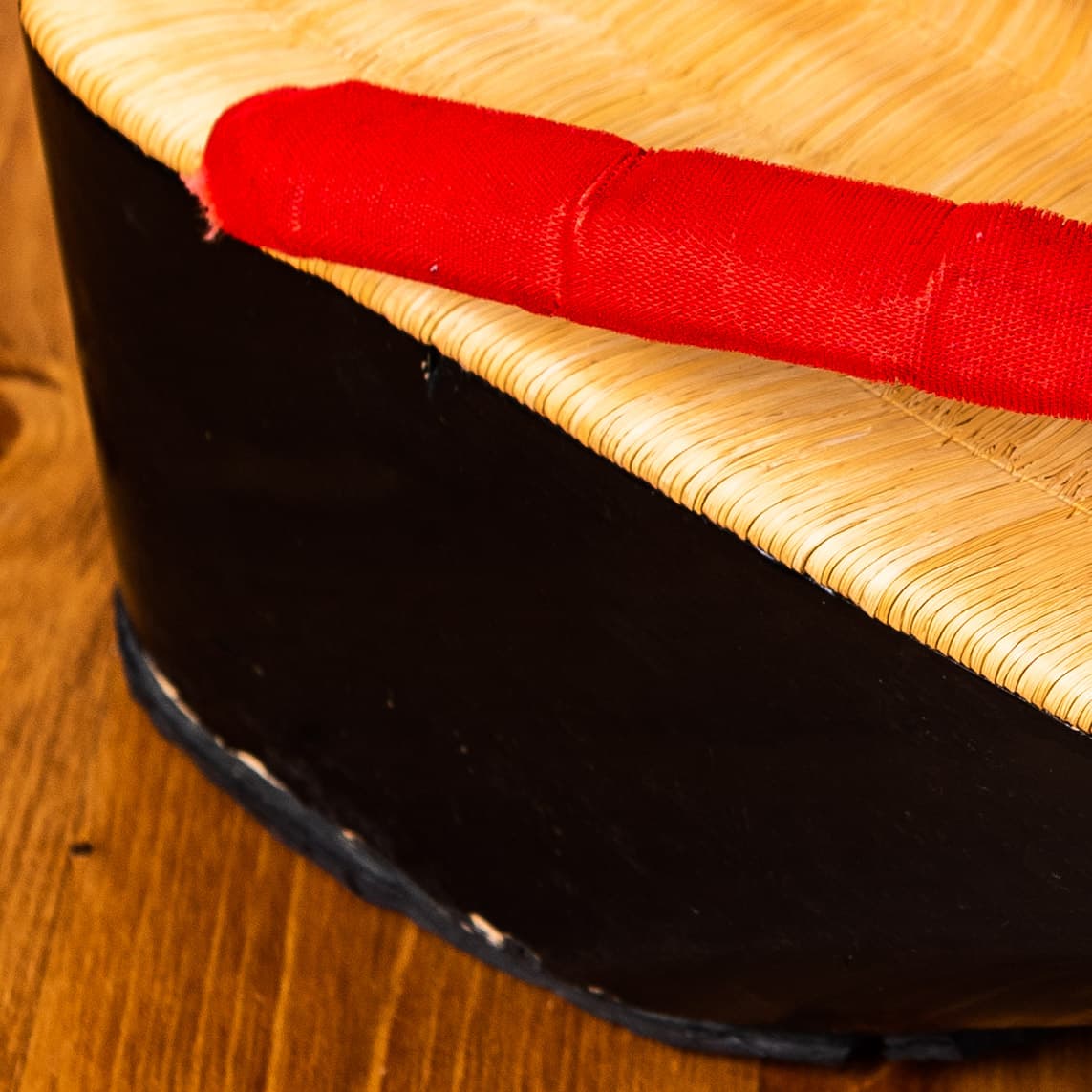 赤い鼻緒に畳表、漆塗りのぽっくり