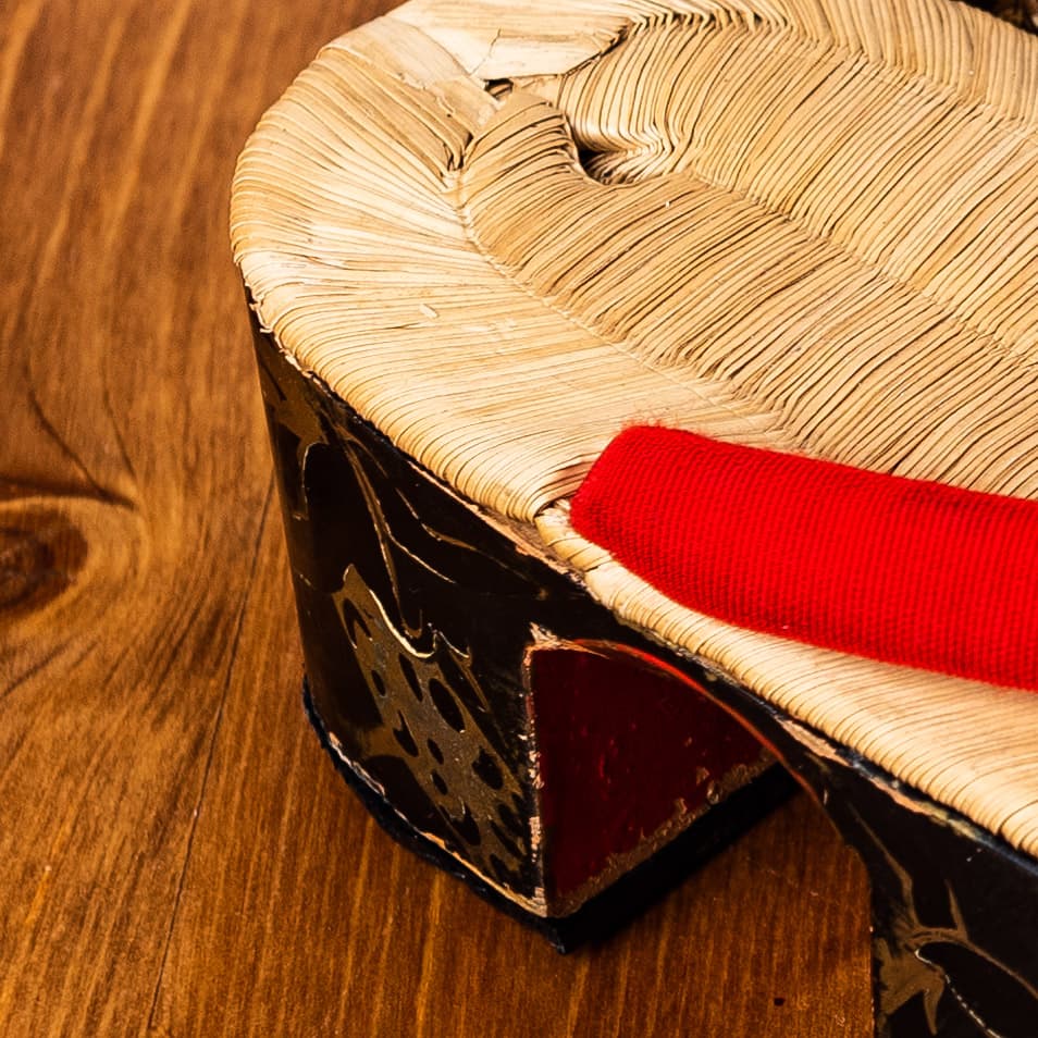 赤い鼻緒に畳表、漆塗りに金の蒔絵のぽっくり