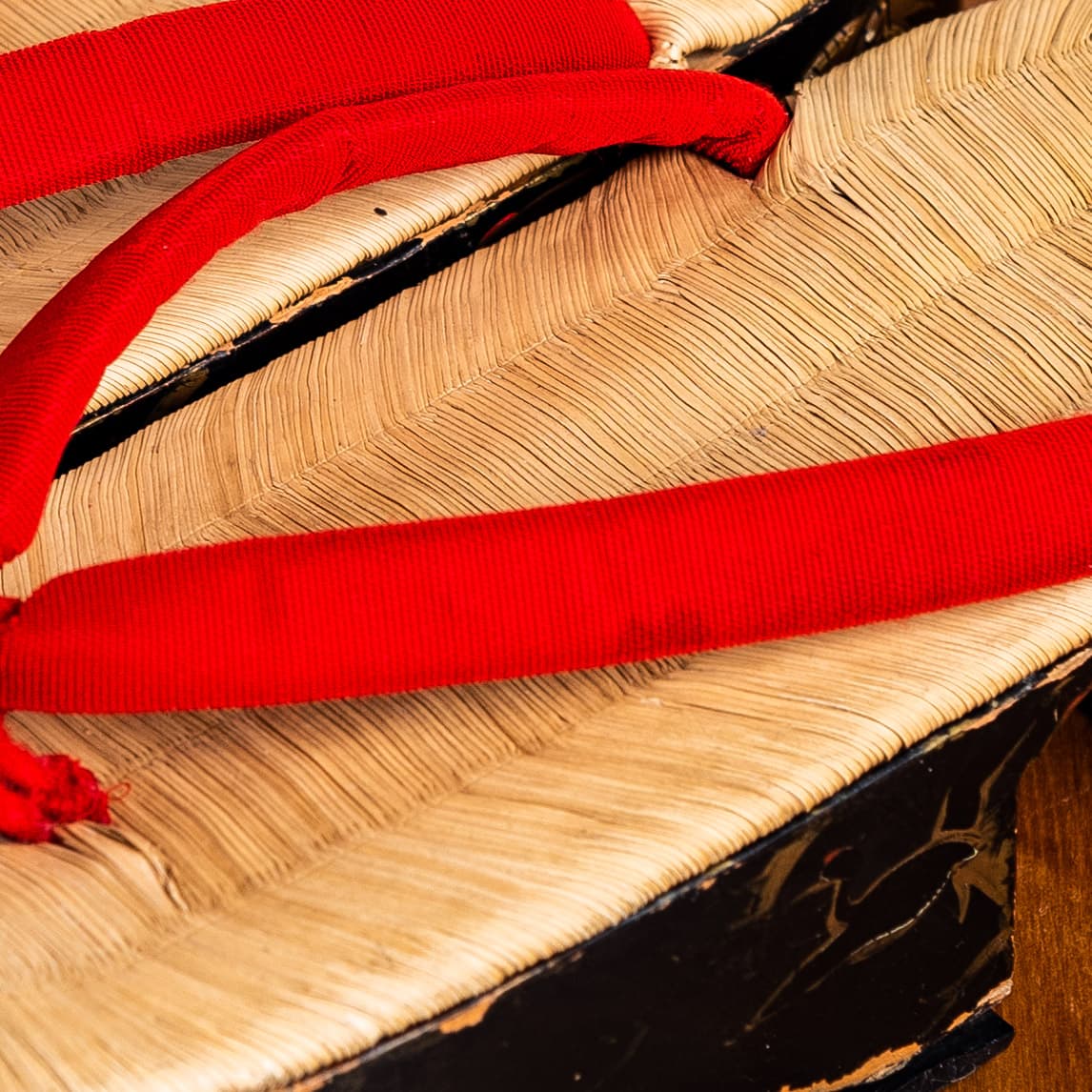 赤い鼻緒に畳表、漆塗りに金の蒔絵のぽっくり