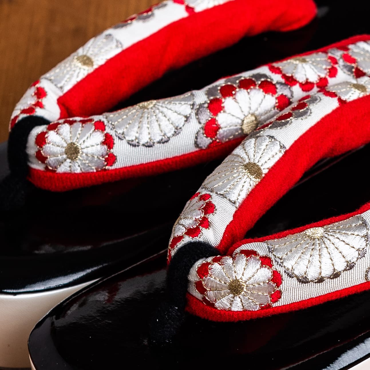 白黒赤に菊の手刺繍がほどこされた草履