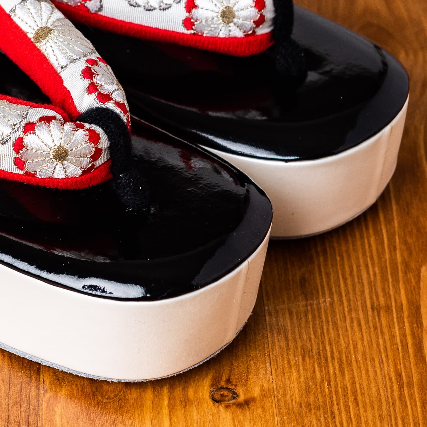 白黒赤に菊の手刺繍がほどこされた草履