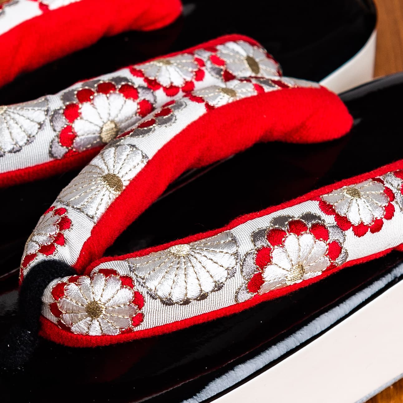 白黒赤に菊の手刺繍がほどこされた草履