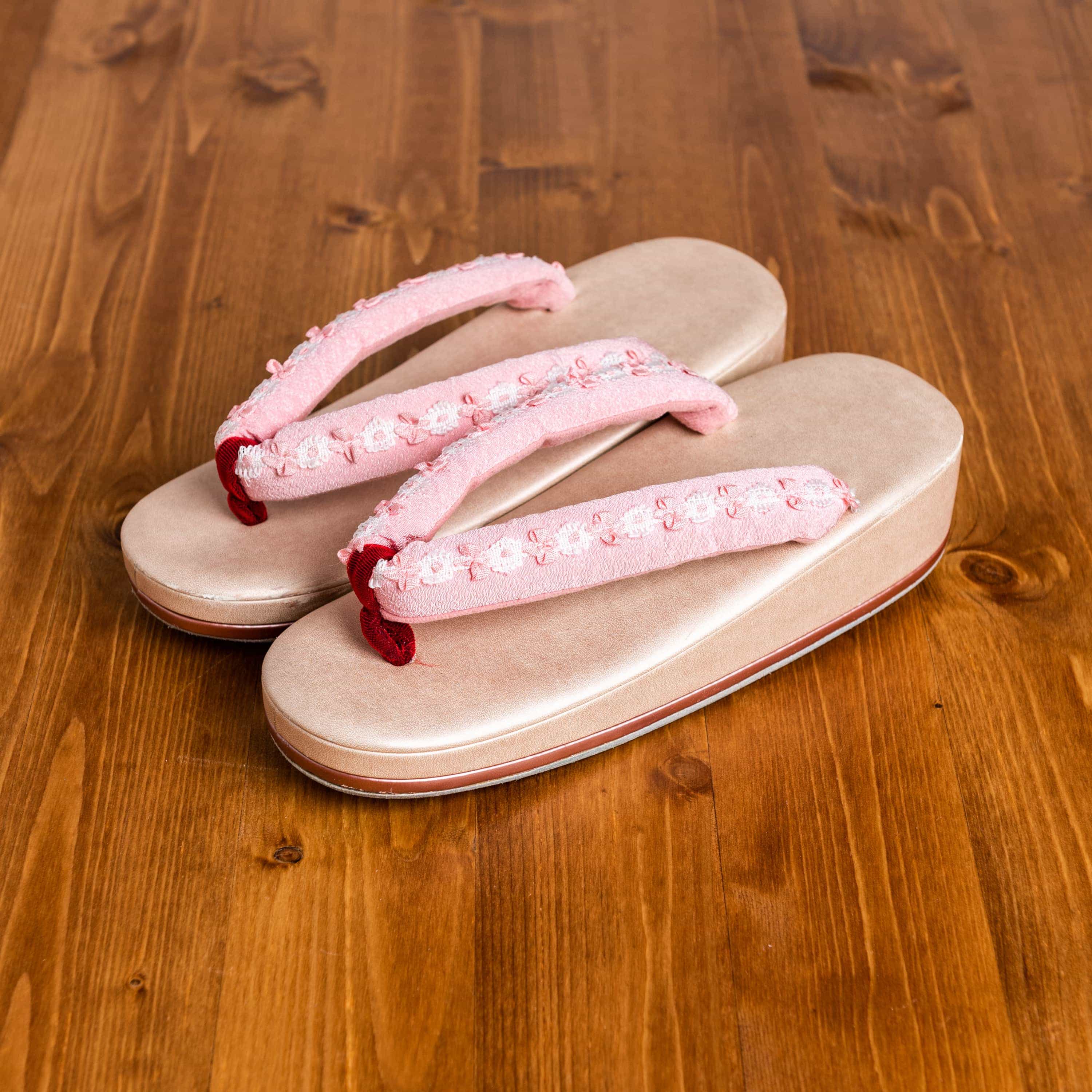 ベージュ色につまみ細工のピンクの鼻緒の草履