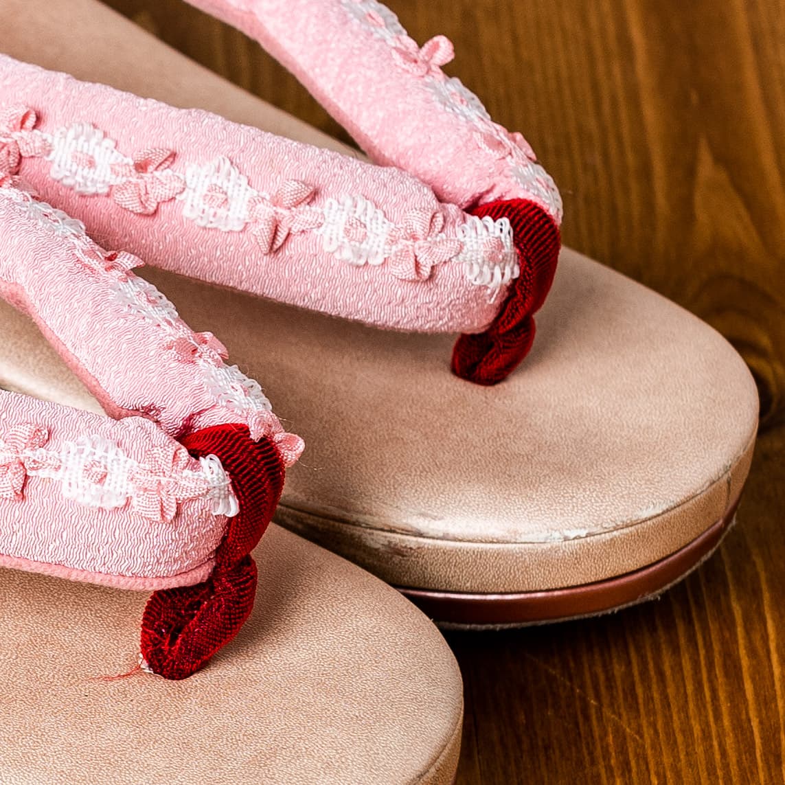 ベージュ色につまみ細工のピンクの鼻緒の草履