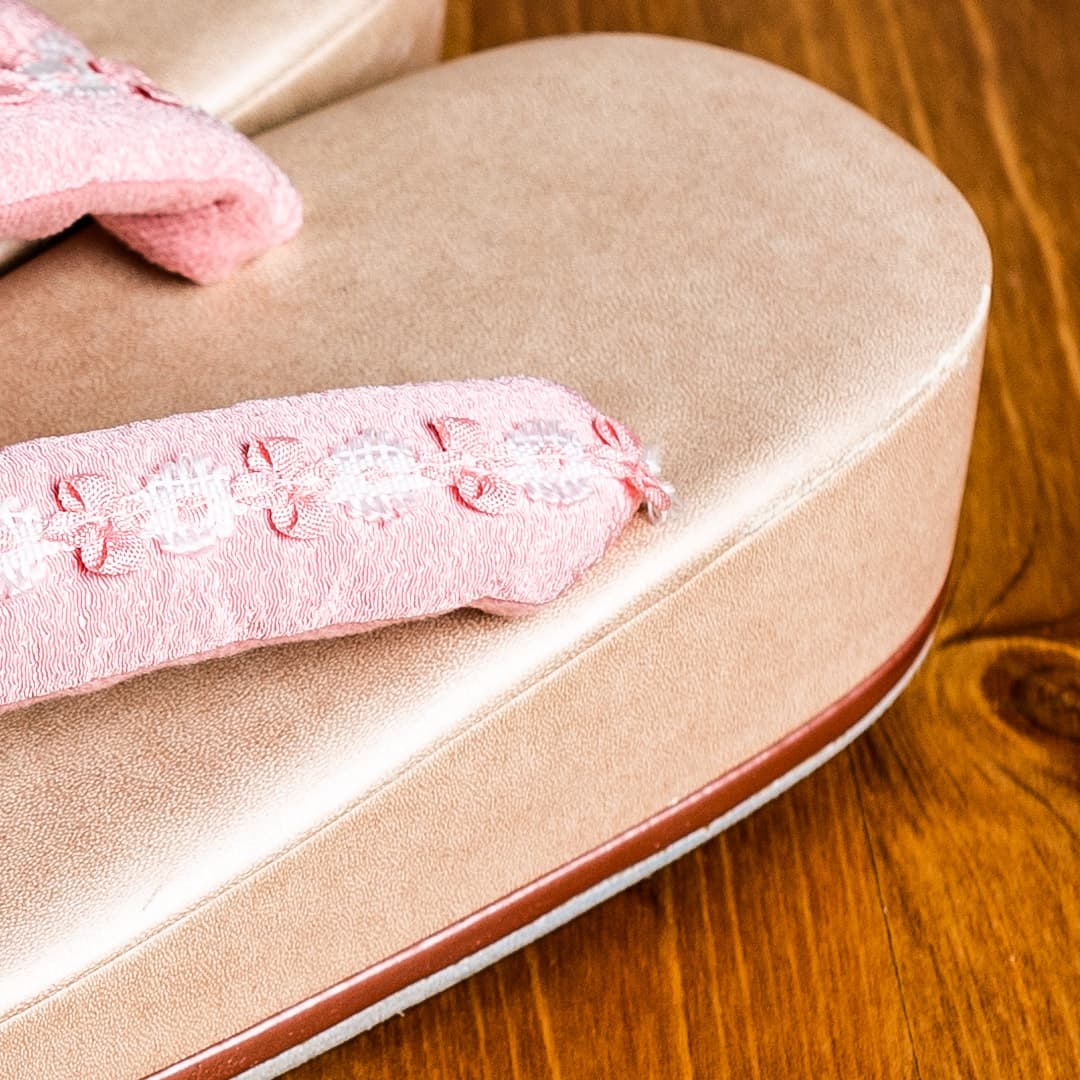 ベージュ色につまみ細工のピンクの鼻緒の草履