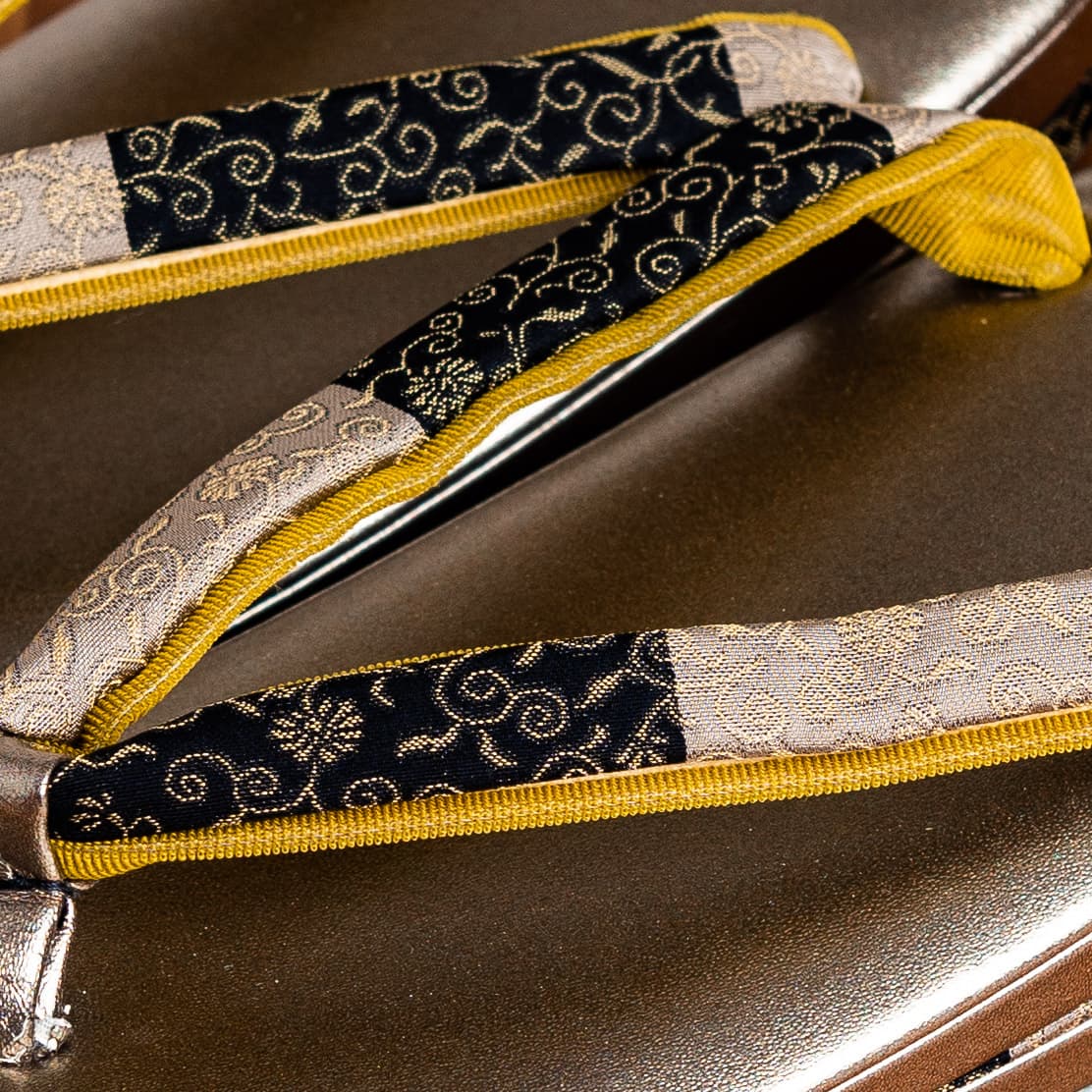 シルバーに紺・銀の花唐草織りの草履