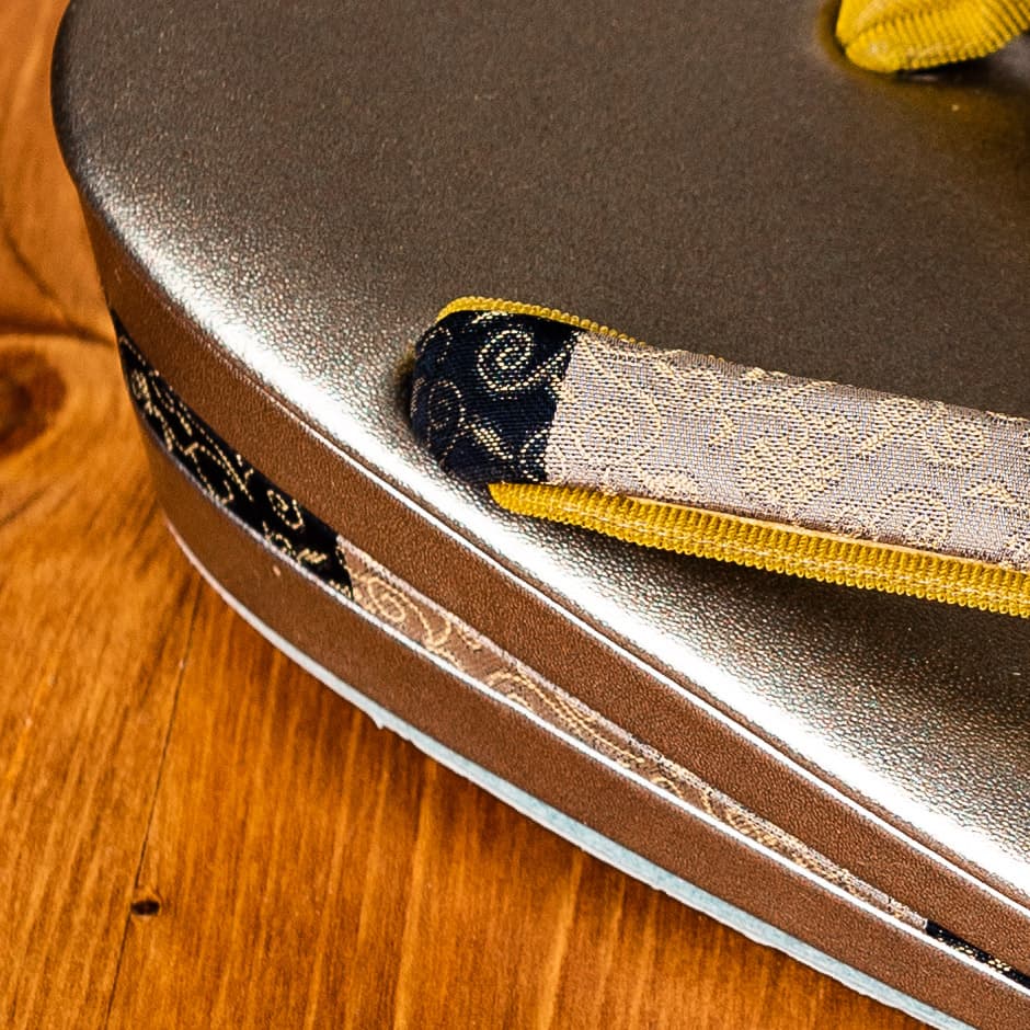 シルバーに紺・銀の花唐草織りの草履