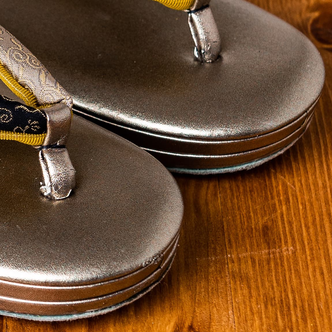 シルバーに紺・銀の花唐草織りの草履