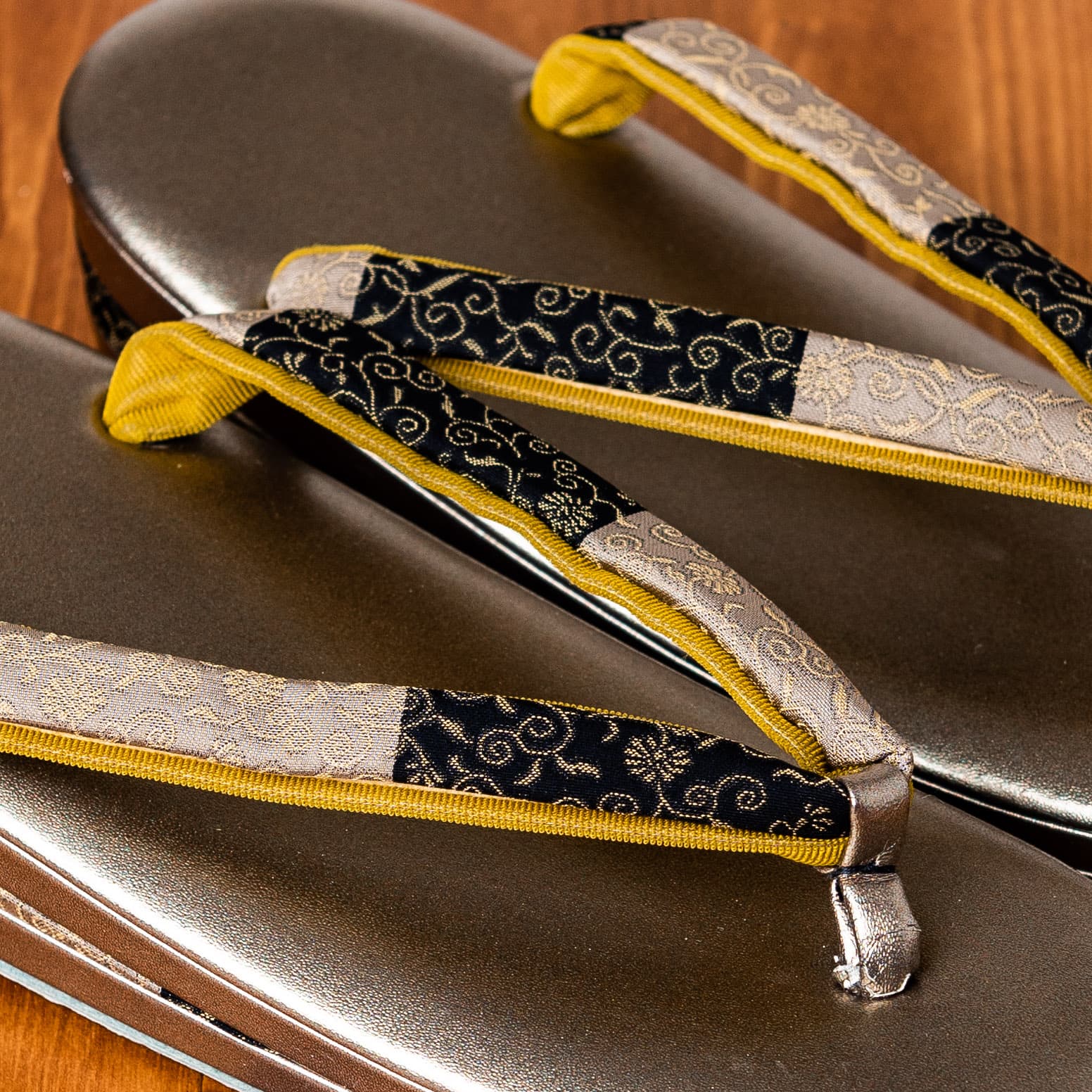 シルバーに紺・銀の花唐草織りの草履