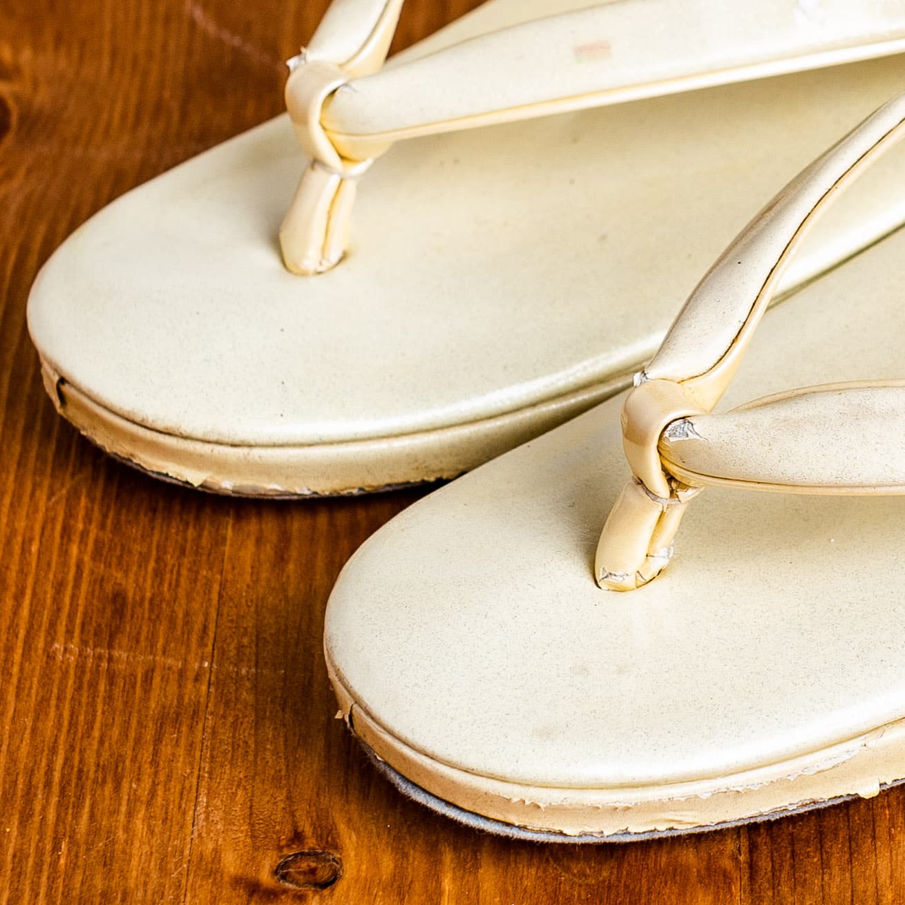 白地に金色の花びらのオーソドックスな草履