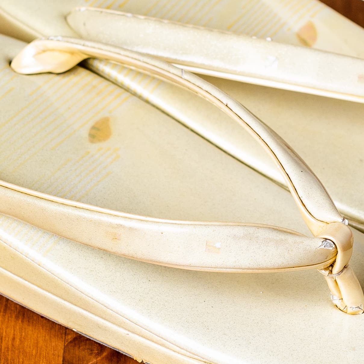 白地に金色の花びらのオーソドックスな草履