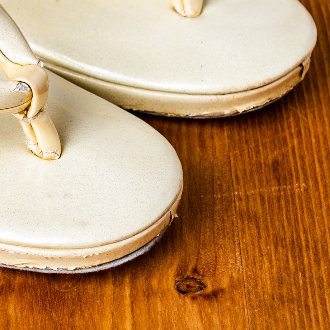 白地に金色の花びらのオーソドックスな草履