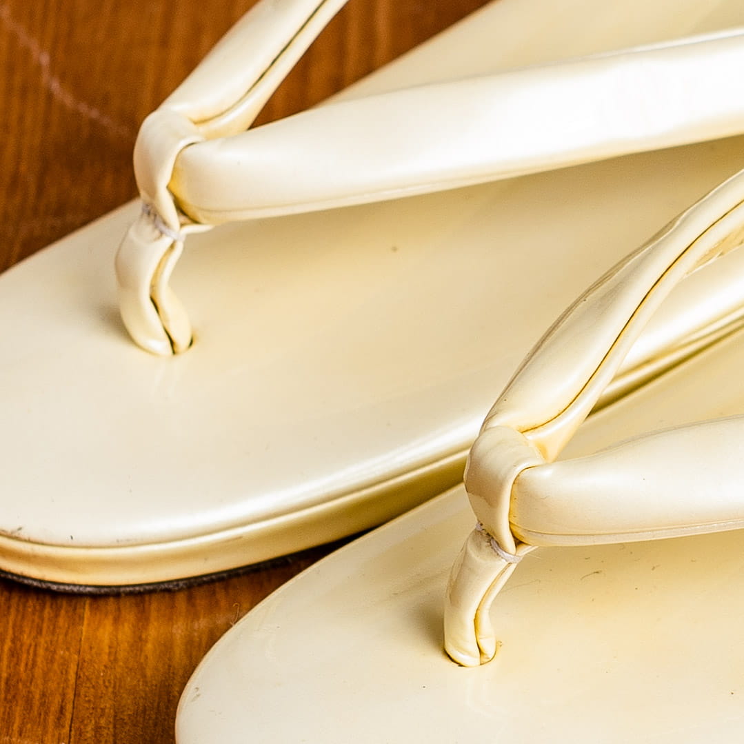 生成りの白一色の礼装用草履