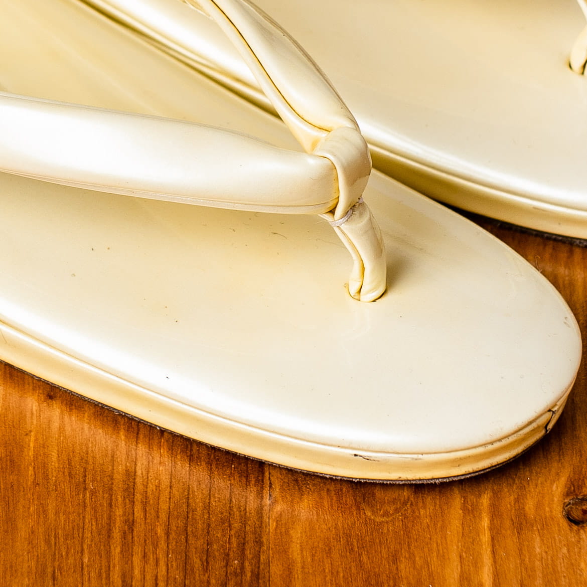 生成りの白一色の礼装用草履