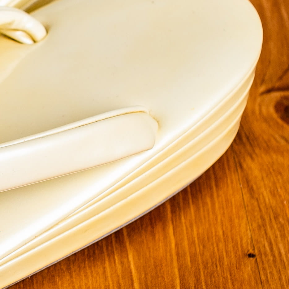 生成りの白一色の礼装用草履