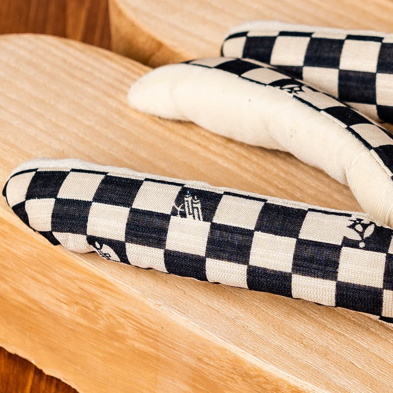 黒白市松の鼻緒に赤い前坪の白木のぽっくり