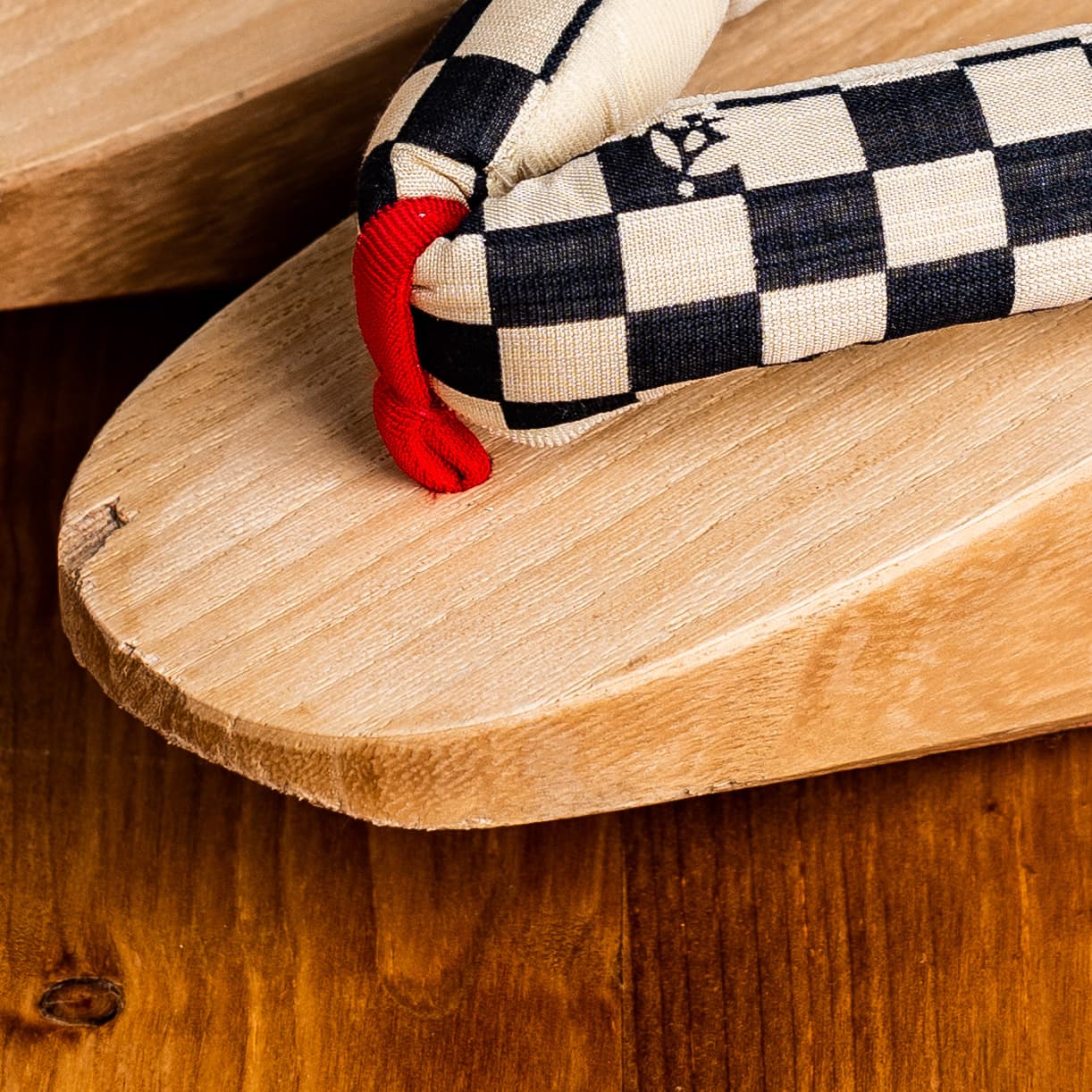 黒白市松の鼻緒に赤い前坪の白木のぽっくり