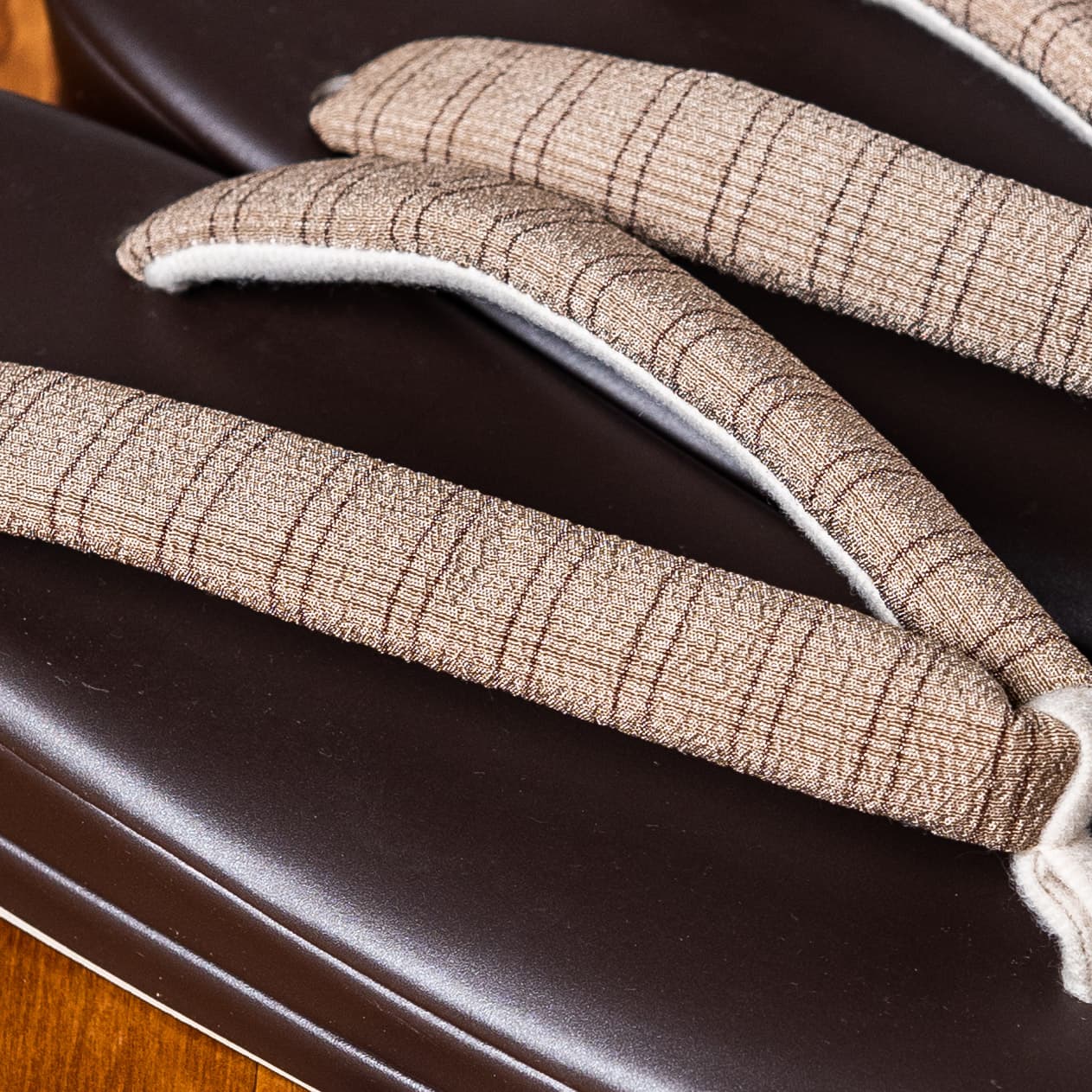 茶系の土台とストライプ鼻緒のおしゃれ着用の草履