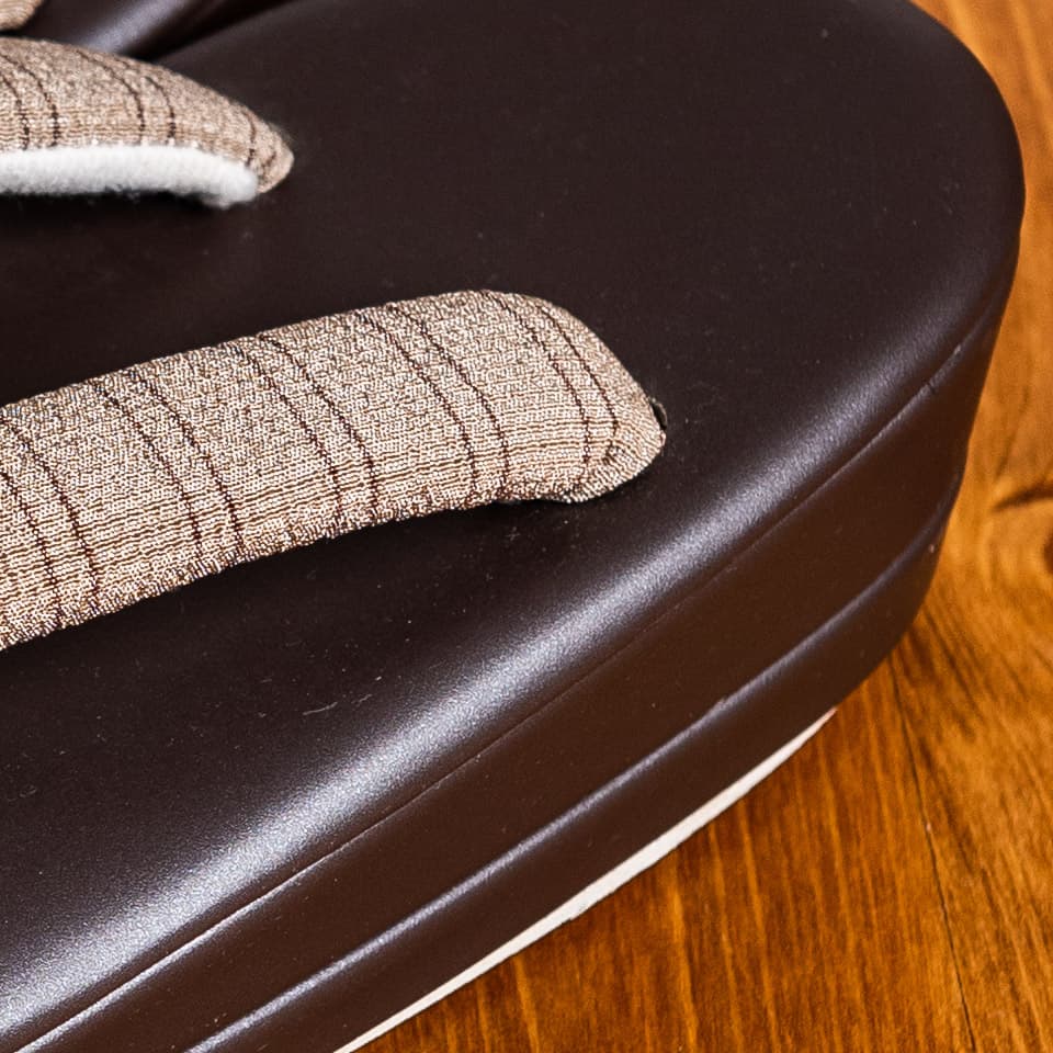 茶系の土台とストライプ鼻緒のおしゃれ着用の草履