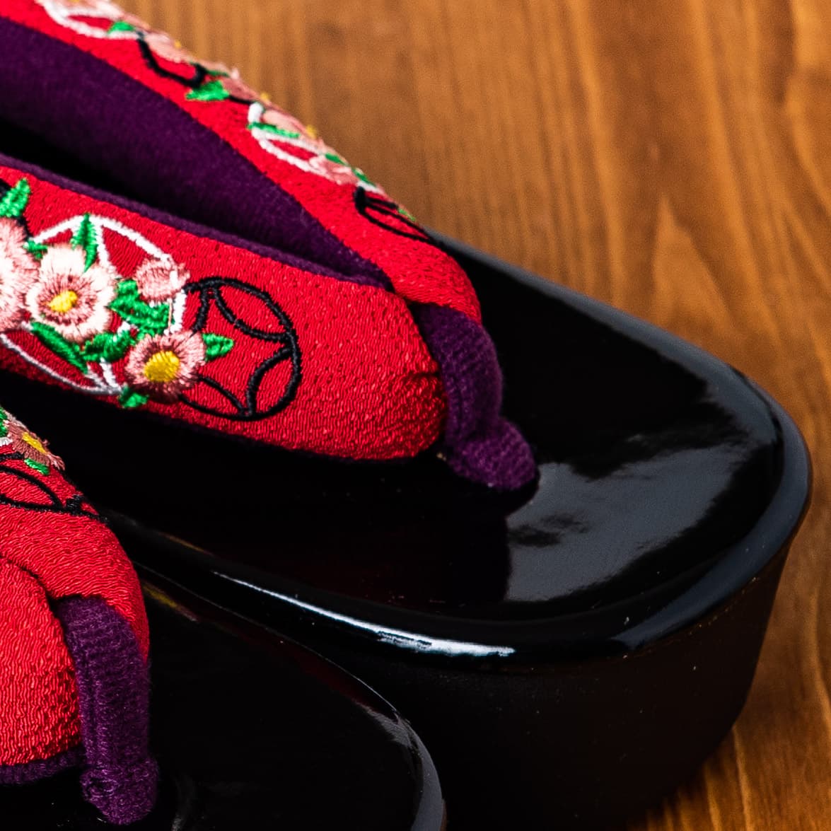 黒い土台に赤と紫の鼻緒、七宝と小花の手刺繍の草履
