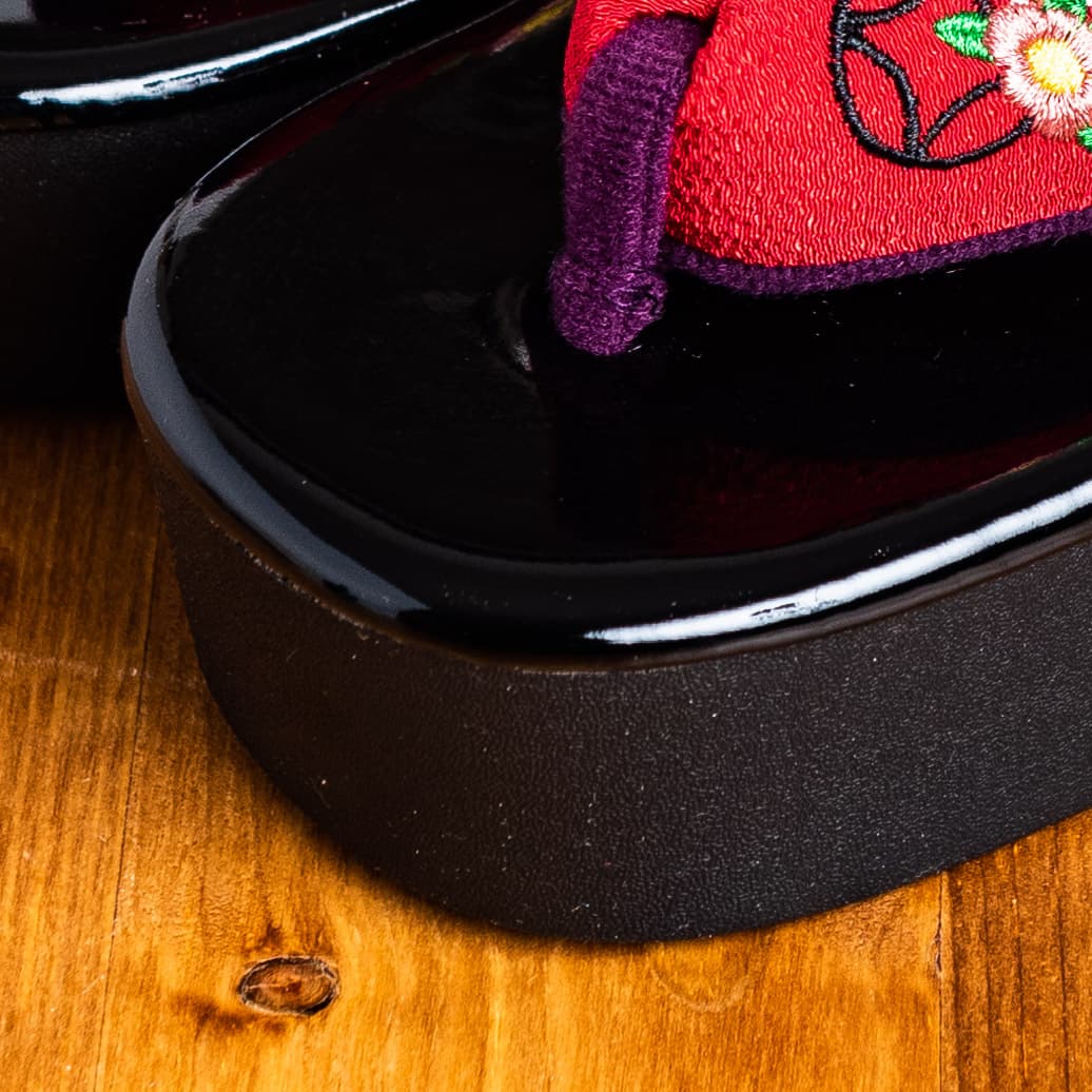 黒い土台に赤と紫の鼻緒、七宝と小花の手刺繍の草履