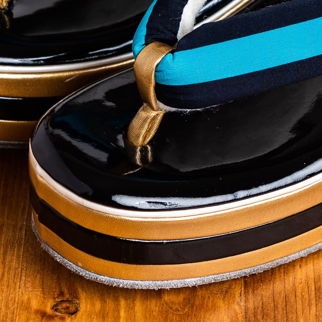 金と黒の土台にブルーの鼻緒、鶴と松の手刺繍の草履