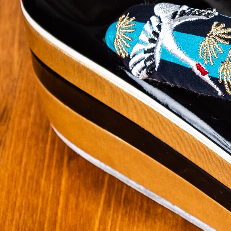 金と黒の土台にブルーの鼻緒、鶴と松の手刺繍の草履