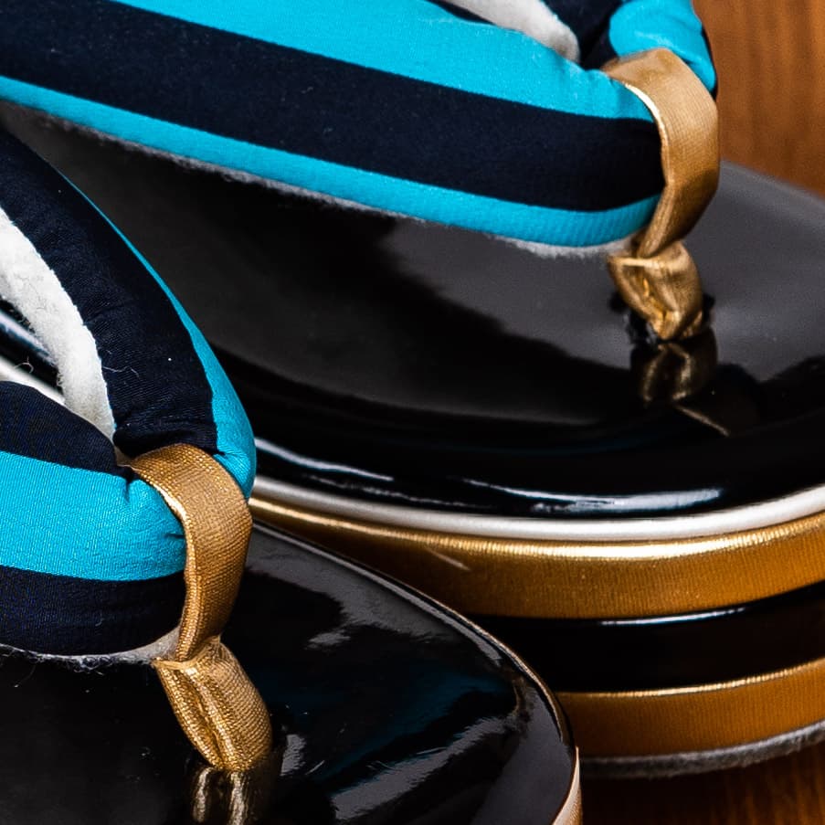 金と黒の土台にブルーの鼻緒、鶴と松の手刺繍の草履