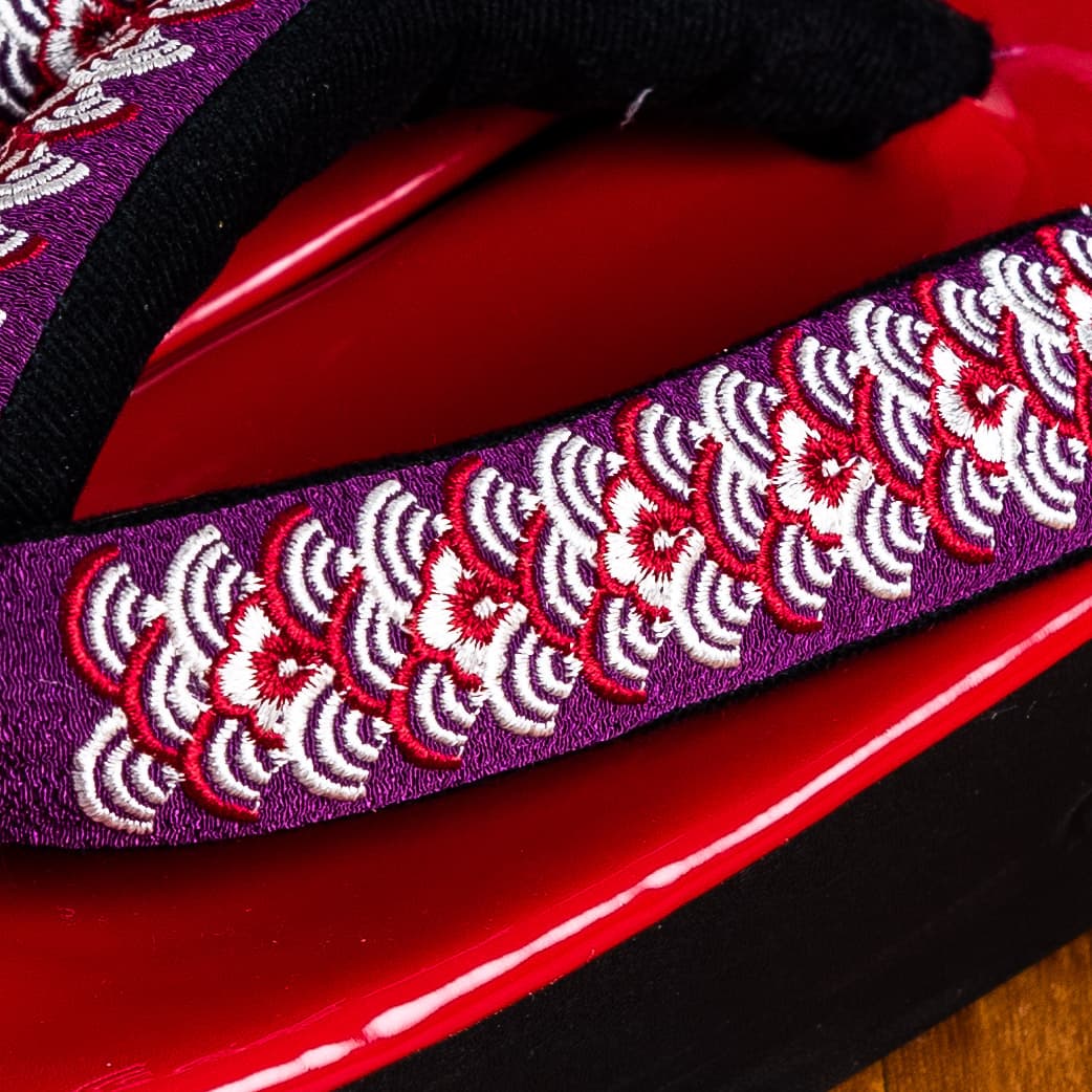 黒赤の土台、紫の鼻緒に紅白青海波と小花の草履