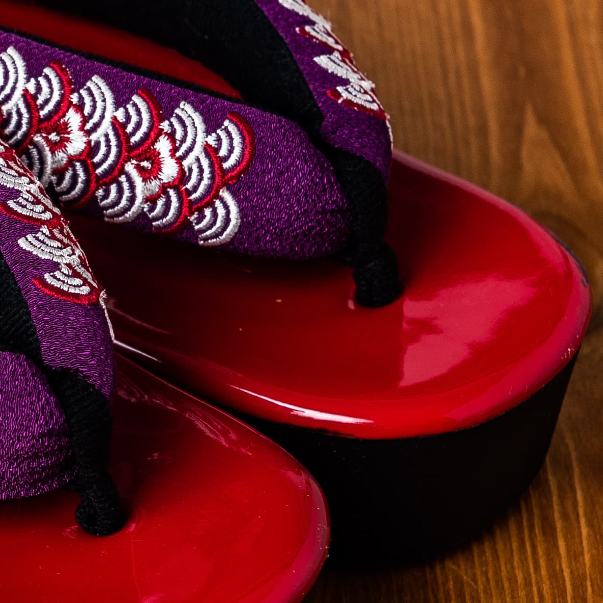 黒赤の土台、紫の鼻緒に紅白青海波と小花の草履