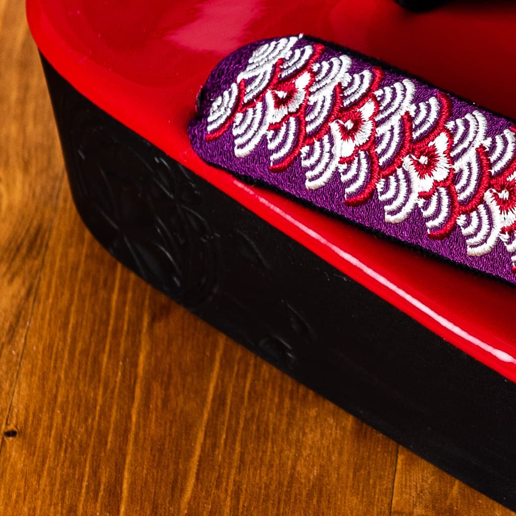 黒赤の土台、紫の鼻緒に紅白青海波と小花の草履