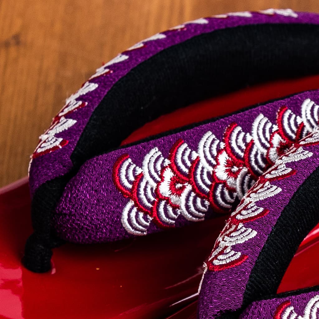 黒赤の土台、紫の鼻緒に紅白青海波と小花の草履