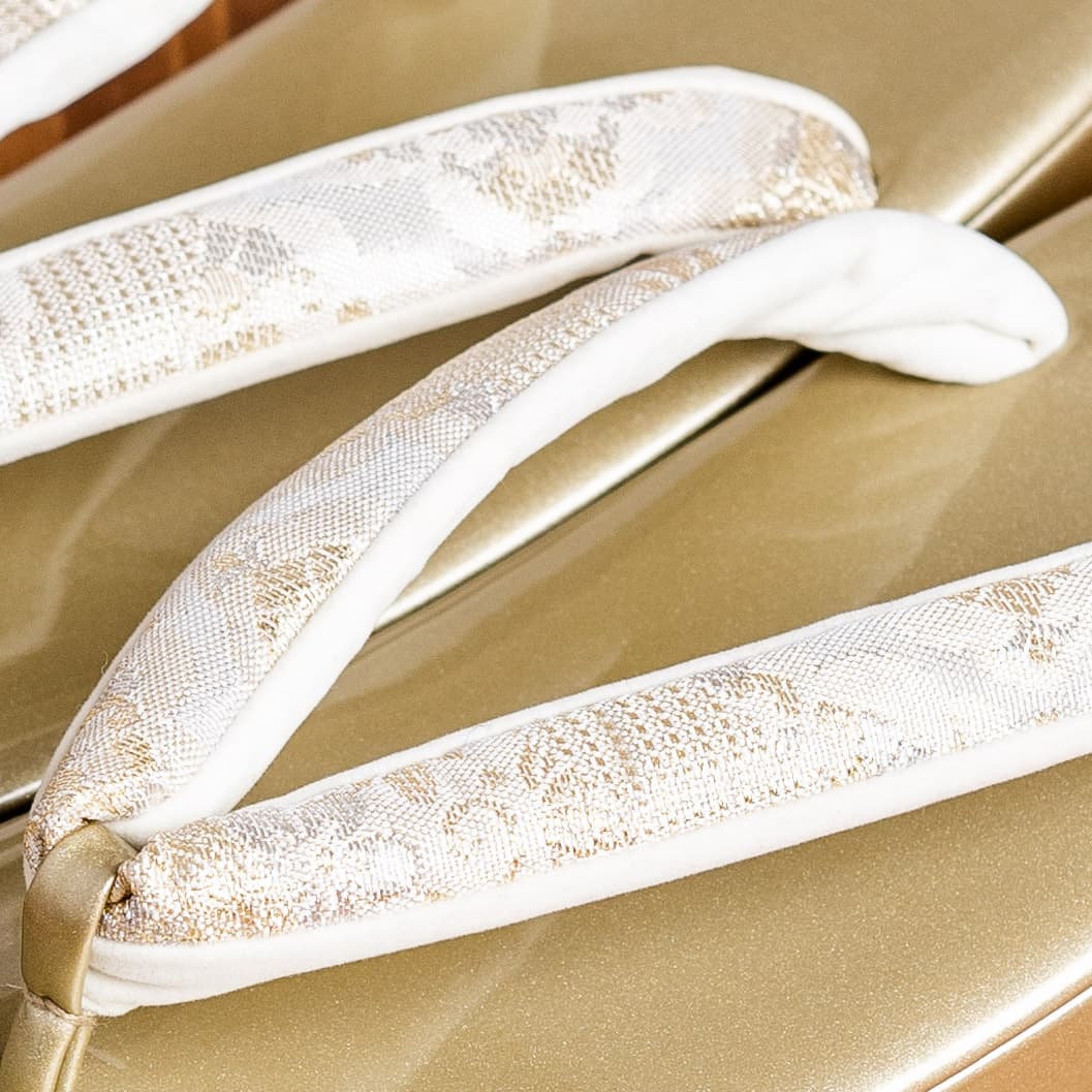 しっとりとした金色に金銀織りの鼻緒の礼装用草履