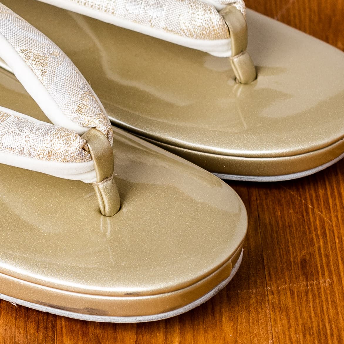 しっとりとした金色に金銀織りの鼻緒の礼装用草履