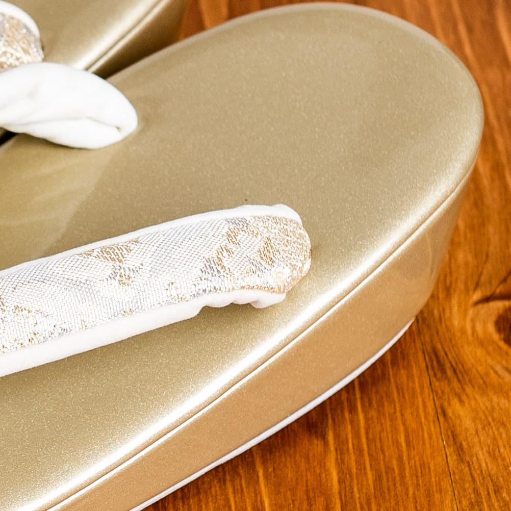 しっとりとした金色に金銀織りの鼻緒の礼装用草履