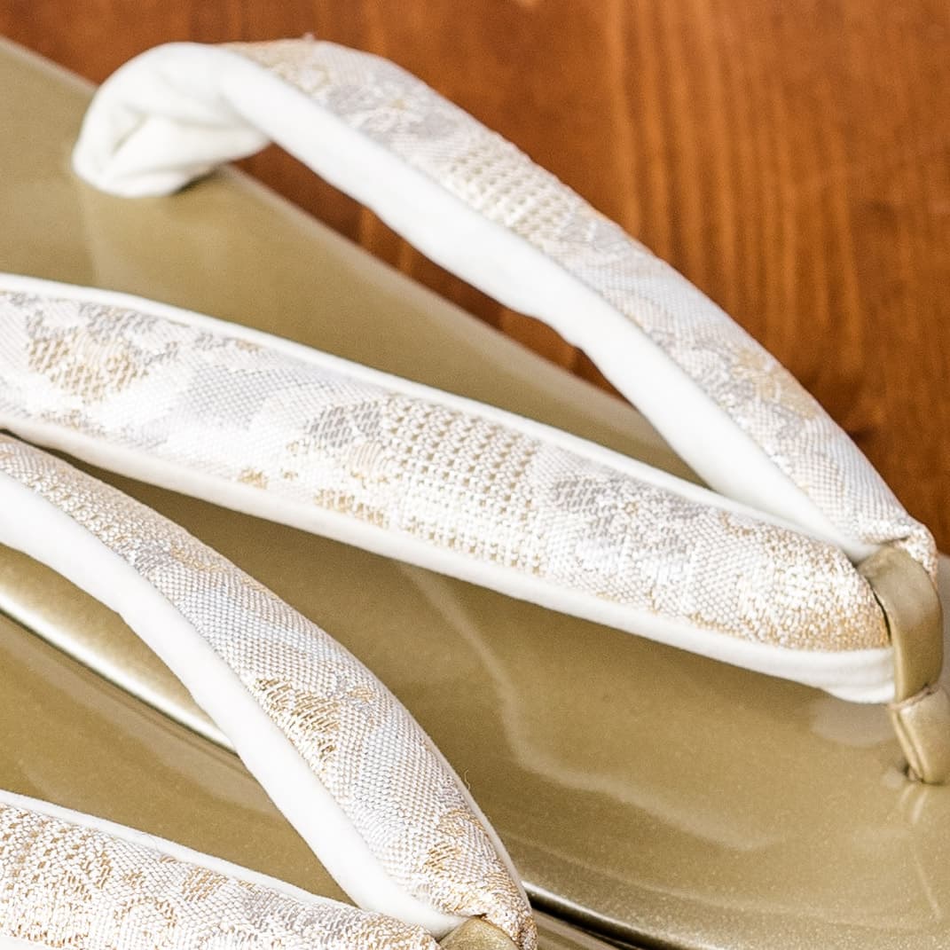 しっとりとした金色に金銀織りの鼻緒の礼装用草履