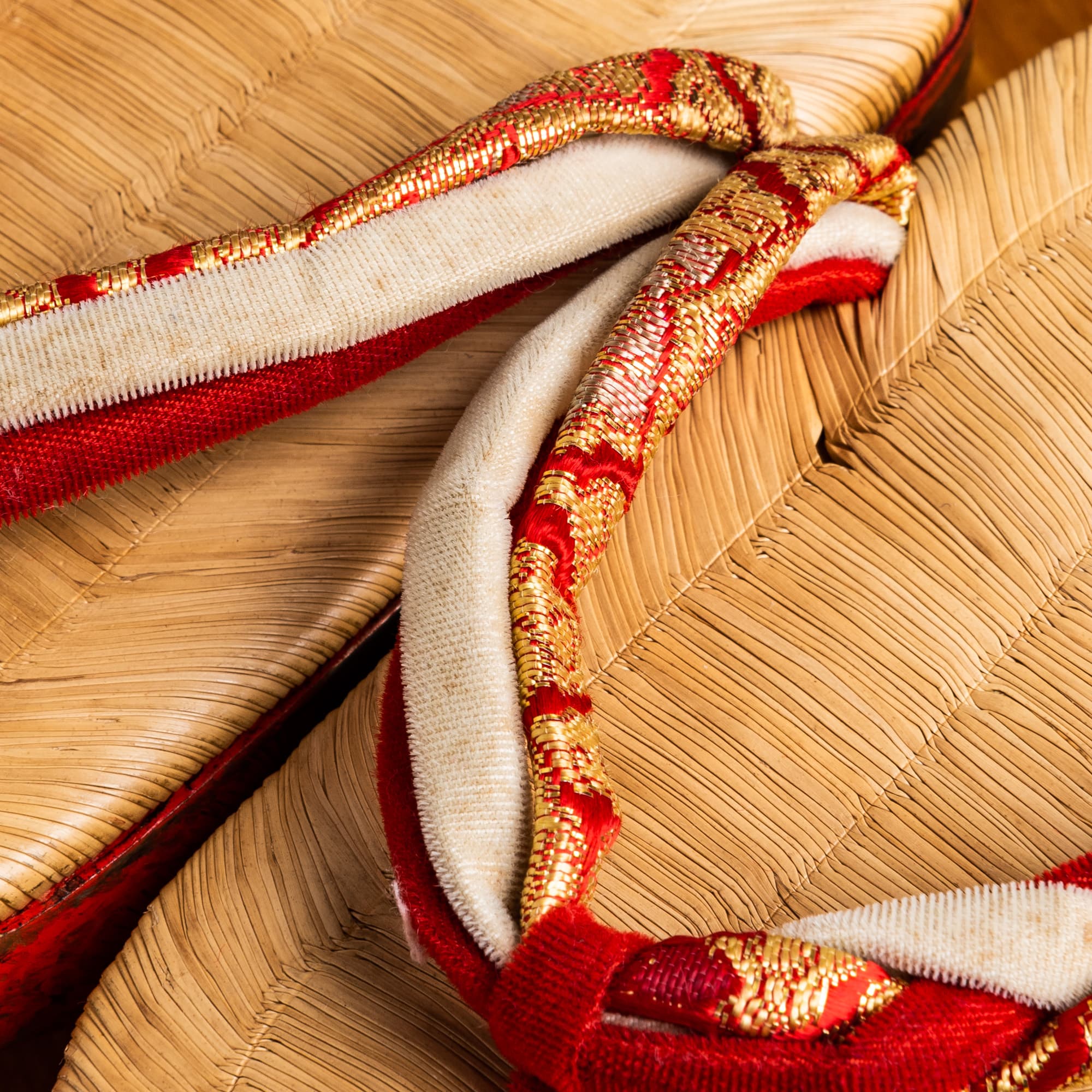 朱塗りに金の蒔絵と紅白金の鼻緒、畳表の３才用草履・ぽっくり