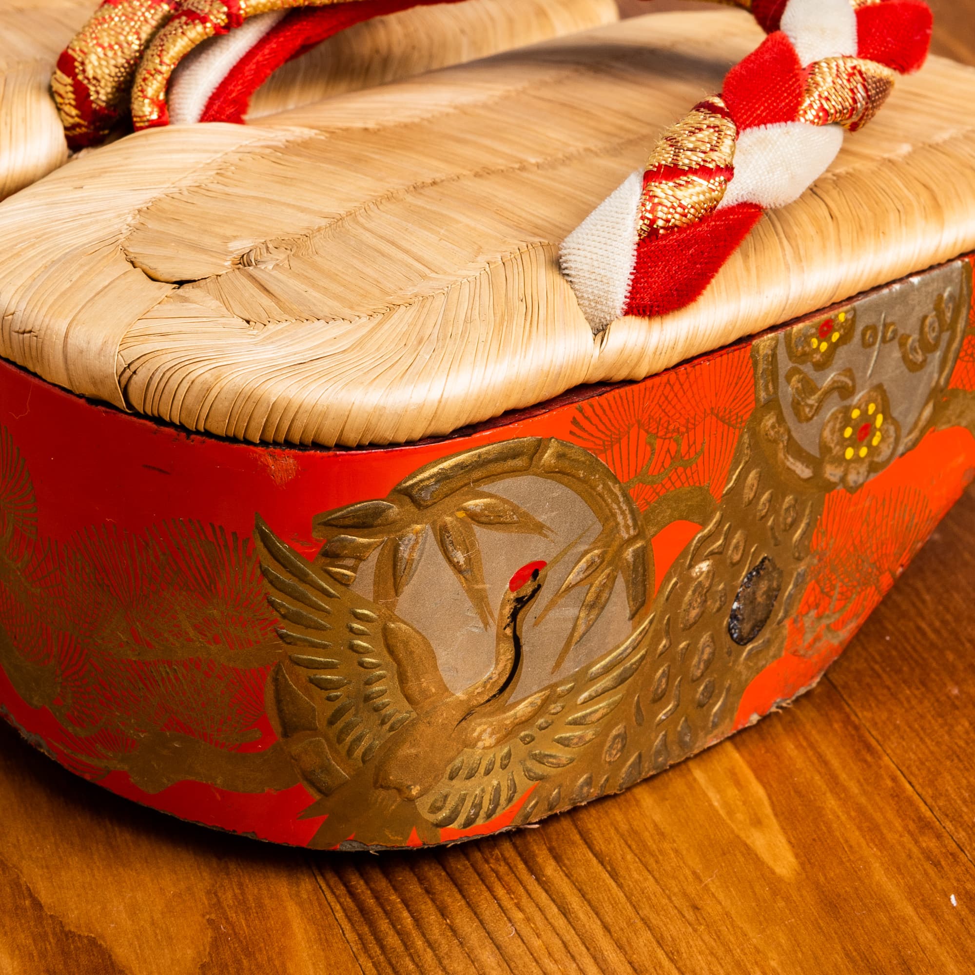 朱塗りに金の蒔絵と紅白金の鼻緒、畳表の３才用草履・ぽっくり