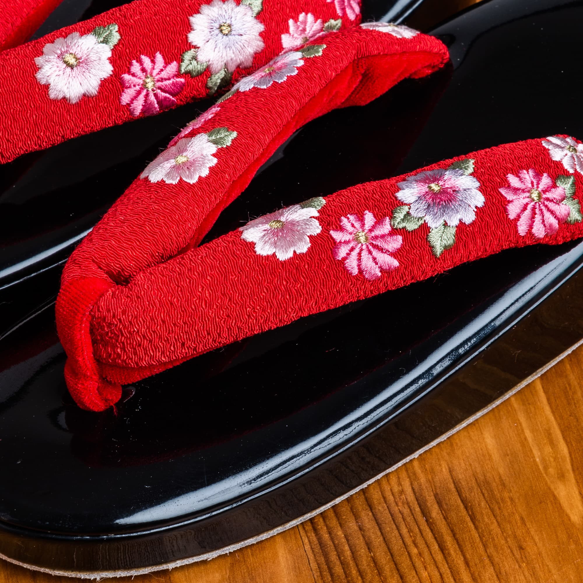 黒い土台、赤い鼻緒に小菊の手刺?の３才用草履
