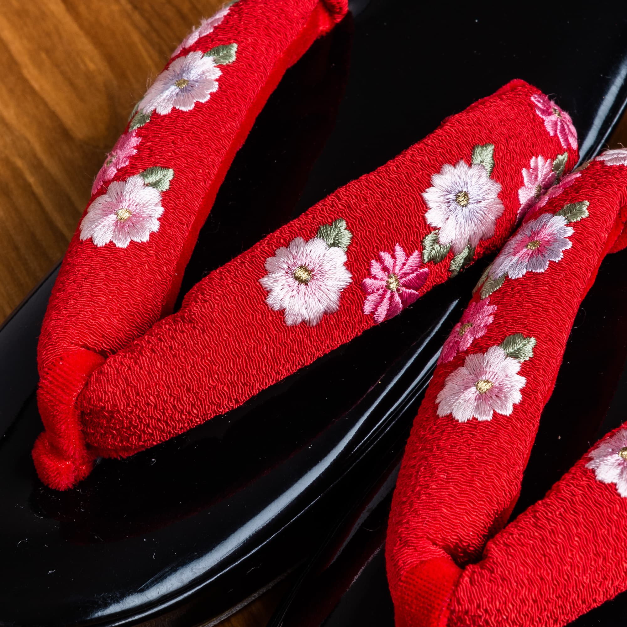 黒い土台、赤い鼻緒に小菊の手刺?の３才用草履