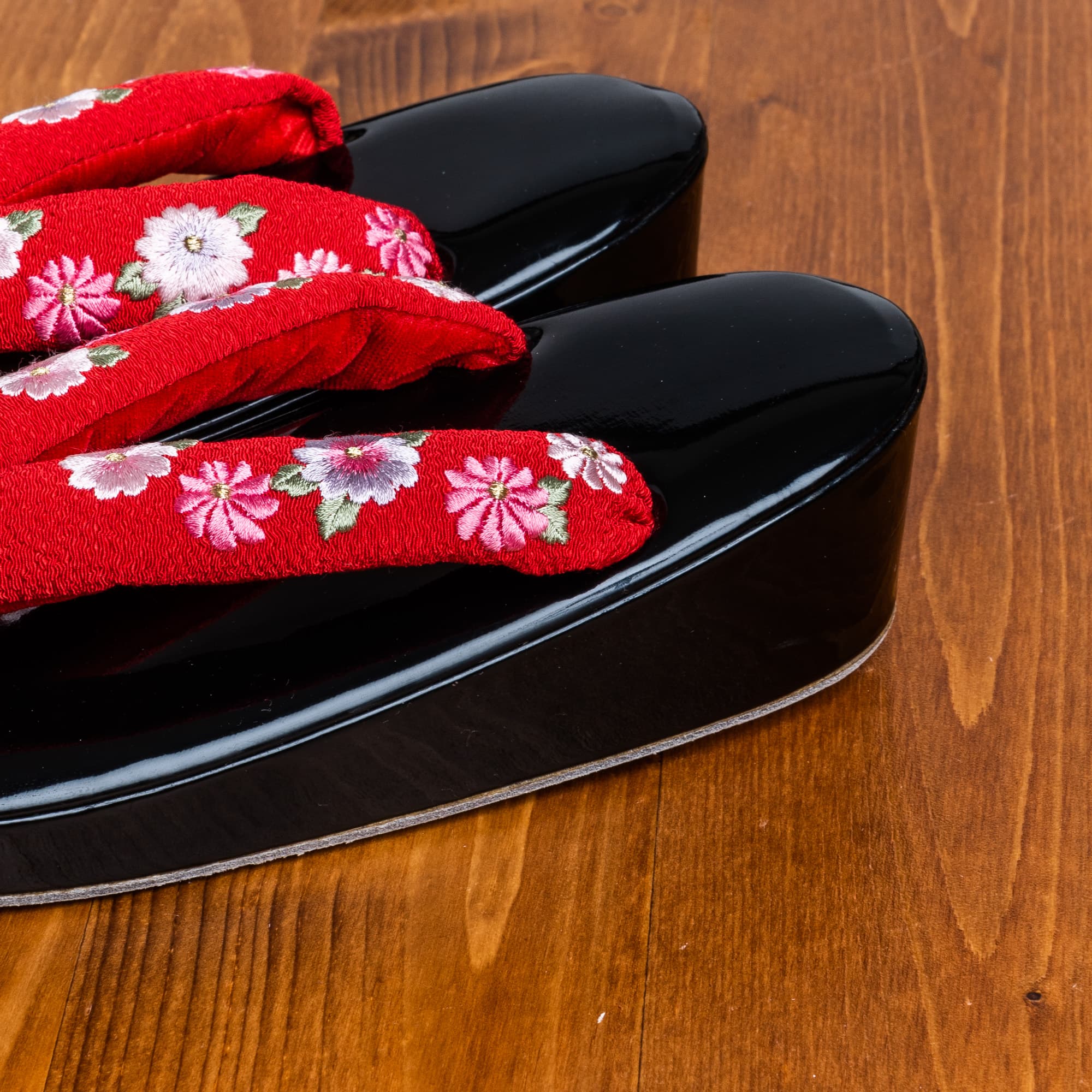 黒い土台、赤い鼻緒に小菊の手刺?の３才用草履